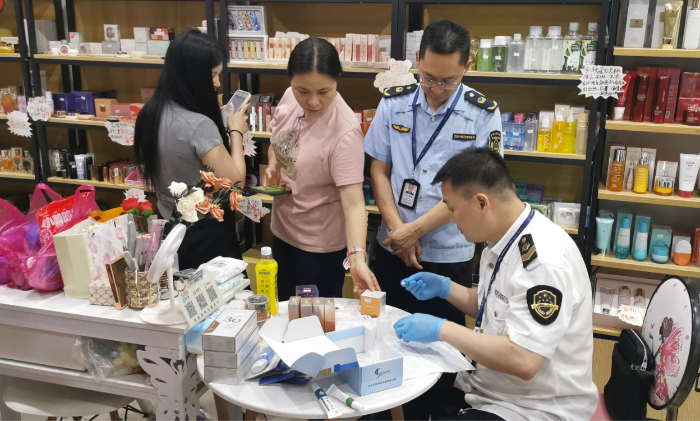 圖為抽樣人員在一家商店對化妝品進行快檢。（李方攝）