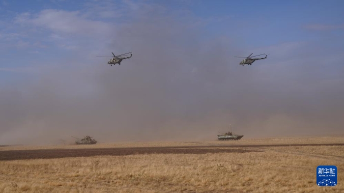 2021年9月23日，在俄羅斯奧倫堡州東古茲靶場(chǎng)舉行的“和平使命-2021”上海合作組織聯(lián)合反恐軍事演習(xí)實(shí)兵實(shí)彈演習(xí)中，多國(guó)聯(lián)合部隊(duì)進(jìn)行陸空協(xié)同作戰(zhàn)。新華社記者 梅世雄 攝