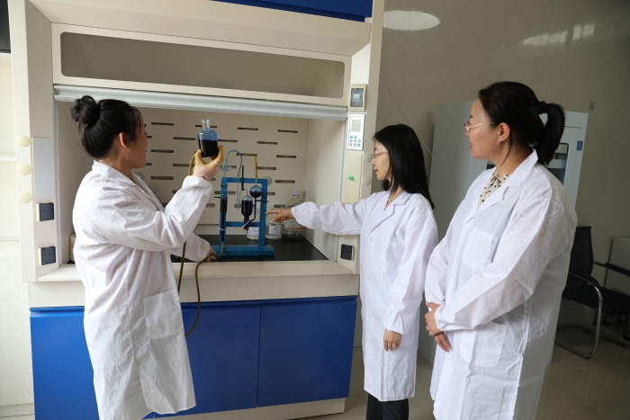 圖為執(zhí)法人員對通化縣黎明氧氣廠醫(yī)用氧檢驗環(huán)節(jié)進行檢查（葉陽歡攝）