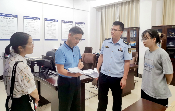 圖為自治區(qū)藥監(jiān)局深入河池市基層市場(chǎng)監(jiān)管所調(diào)研指導(dǎo)整治工作。