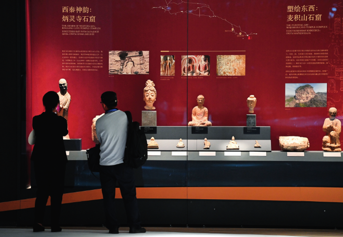 在陜西歷史博物館秦漢館，觀眾參觀“從長(zhǎng)安出發(fā)：絲路申遺成功十周年主題展”（2024年5月18日攝）姜克紅攝 / 本刊