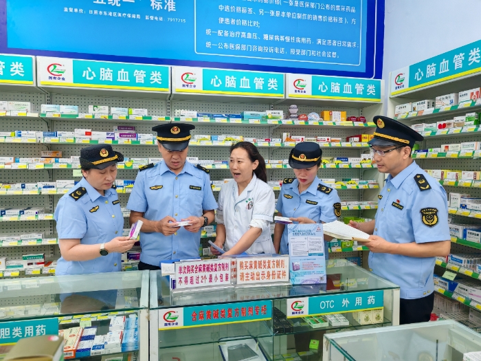 圖為聯(lián)合檢查組執(zhí)法人員在藥店檢查藥品經(jīng)營(yíng)情況。