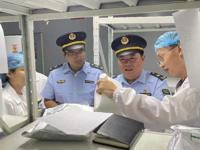 圖為第五分局執(zhí)法人員在生產(chǎn)企業(yè)檢查染發(fā)類化妝品。