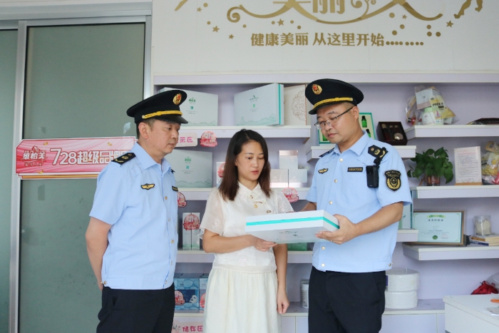 圖為該局執(zhí)法人員在一家化妝品專賣店檢查化妝品標簽。
