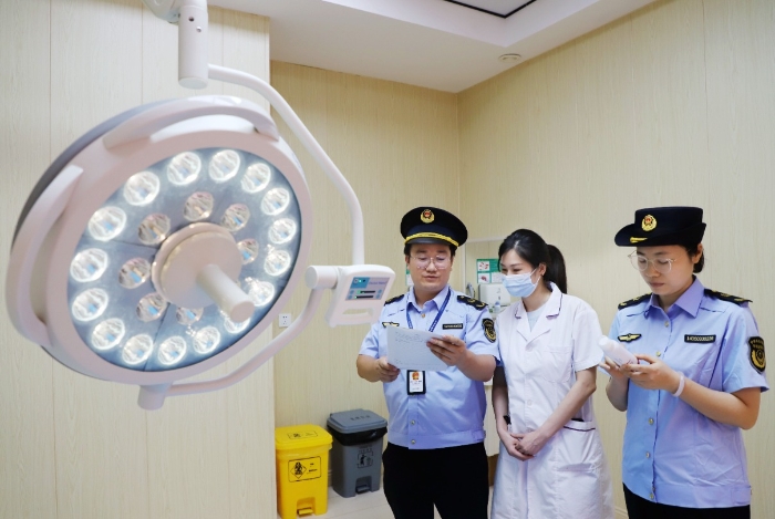 圖為8月7日，該局監(jiān)管人員在一家醫(yī)療美容機構(gòu)檢查醫(yī)療器械。