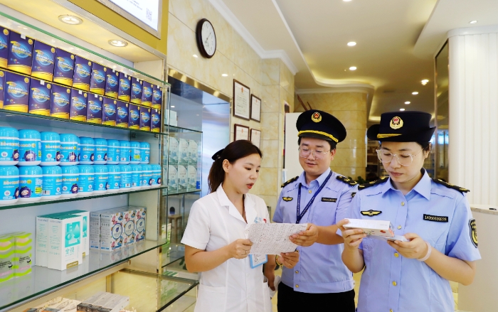 圖為8月7日，該局監(jiān)管人員在一家眼鏡店檢查隱形眼鏡。