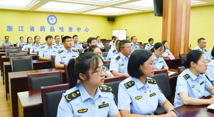 圖為2024年浙江省藥品檢查職業(yè)技能競(jìng)賽現(xiàn)場(chǎng)檢查行前會(huì)現(xiàn)場(chǎng)。