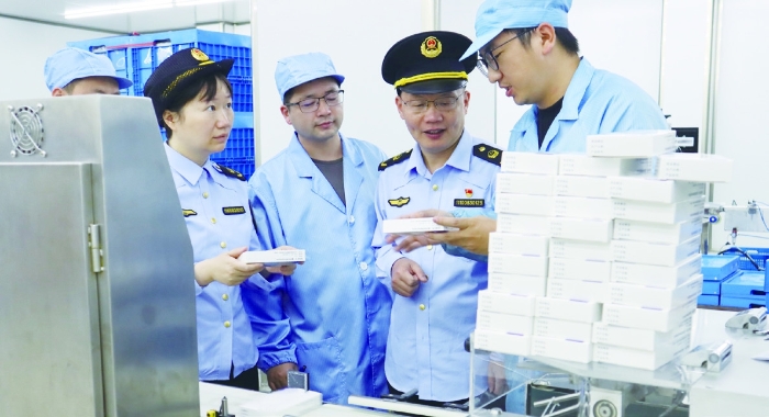 圖為仙居縣藥品檢查員對(duì)浙江豐安生物制藥有限公司新生產(chǎn)線開(kāi)展GMP符合性現(xiàn)場(chǎng)指導(dǎo)。