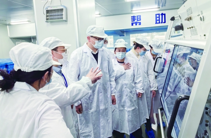 圖為2024年浙江省化妝品職業(yè)檢查“尖兵領(lǐng)航”工程組織檢查員在牙膏生產(chǎn)企業(yè)開(kāi)展實(shí)訓(xùn)。 浙江省藥監(jiān)局供圖