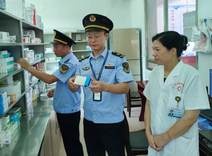 圖為該局執(zhí)法人員在一家鄉(xiāng)鎮(zhèn)衛(wèi)生院檢查藥品有效期。（鄢國(guó)卿 攝）