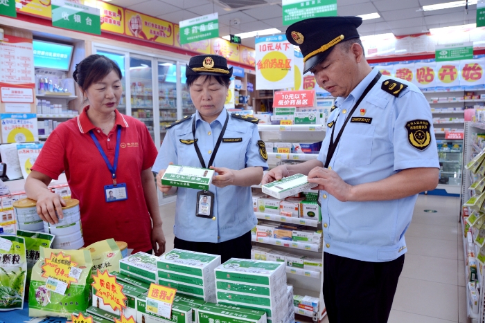 圖為8月12日，該局執(zhí)法人員在一家藥店檢查藥品質(zhì)量。