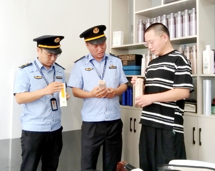 圖為該局執(zhí)法人員檢查轄區(qū)某理發(fā)店使用的染發(fā)類化妝品。