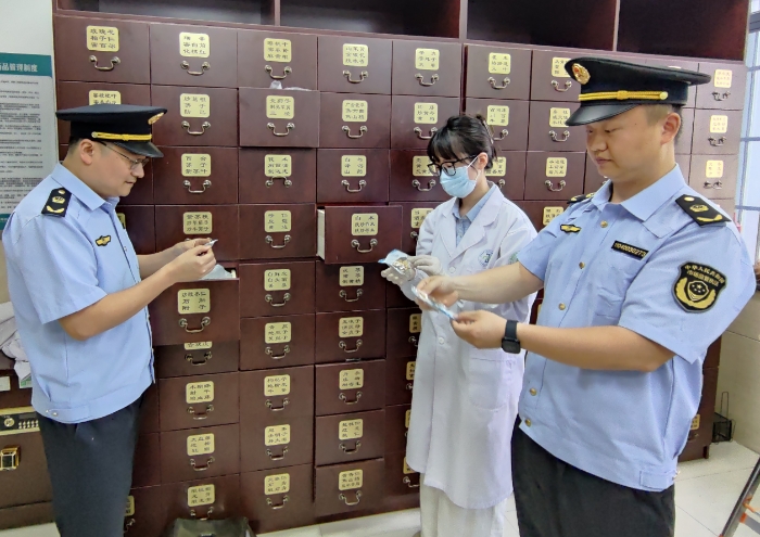 圖為該局執(zhí)法人員對一家診所經(jīng)營的中藥飲片進(jìn)行檢查。（孫建新 湯宏海 攝）