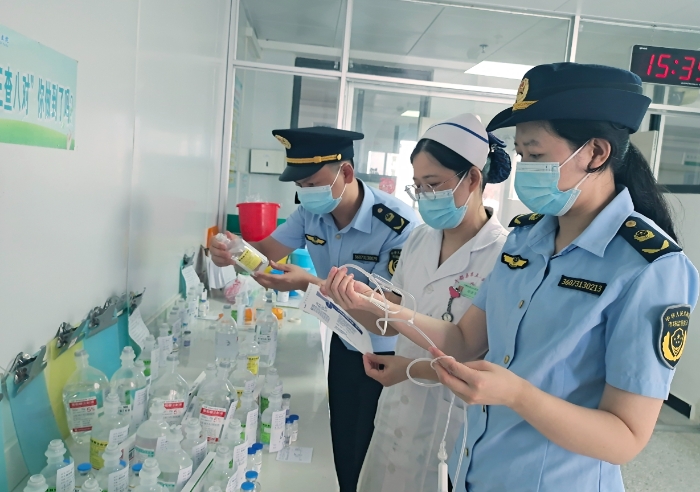 圖為8月15日該局執(zhí)法人員在一鄉(xiāng)鎮(zhèn)衛(wèi)生院檢查無菌和植入性醫(yī)療器械。