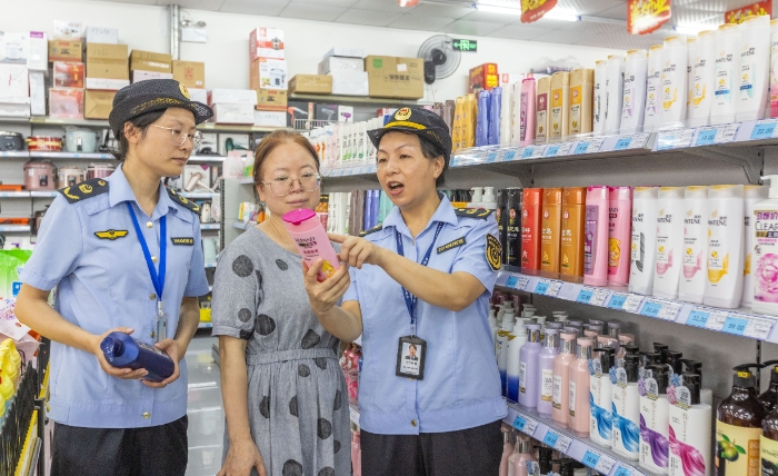 圖為該局執(zhí)法人員在轄區(qū)一家超市化妝品專柜抽查洗發(fā)水情況。（黃勝林 攝）