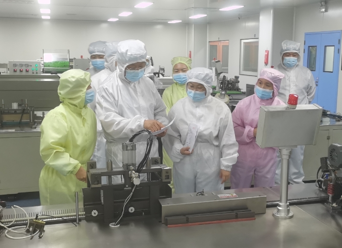 圖為該局執(zhí)法人員在受托生產(chǎn)企業(yè)一次性使用采血針生產(chǎn)車間進行現(xiàn)場檢查。（李君 攝）