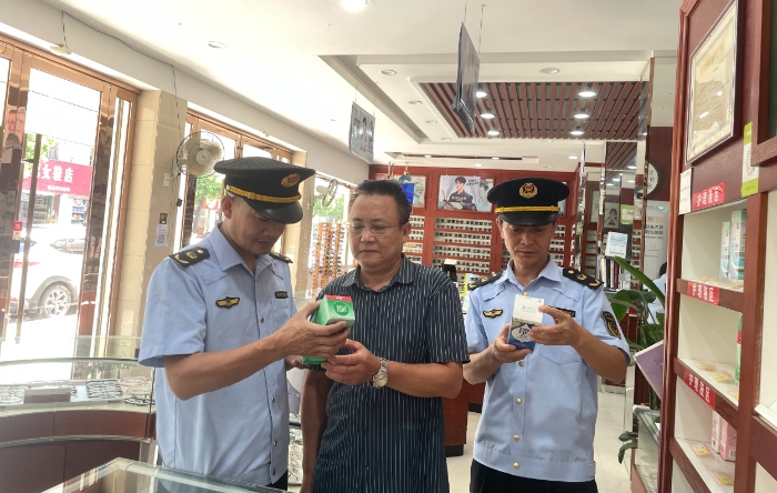 圖為該局執(zhí)法人員現(xiàn)場(chǎng)檢查醫(yī)療器械經(jīng)營(yíng)單位。