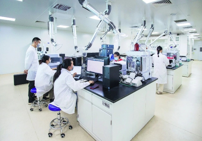 粵澳醫(yī)療機構(gòu)中藥制劑中心研發(fā)人員積極研發(fā)醫(yī)療機構(gòu)中藥制劑。