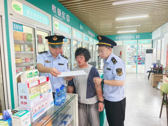 圖為該局執(zhí)法人員在一家藥店現(xiàn)場檢查其經(jīng)銷臺賬記錄的相關(guān)信息等。