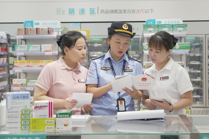 圖為8月28日，該局執(zhí)法人員向藥店經(jīng)營(yíng)者解讀《藥品管理法》。（劉曉紅 董黎攝）.jpg