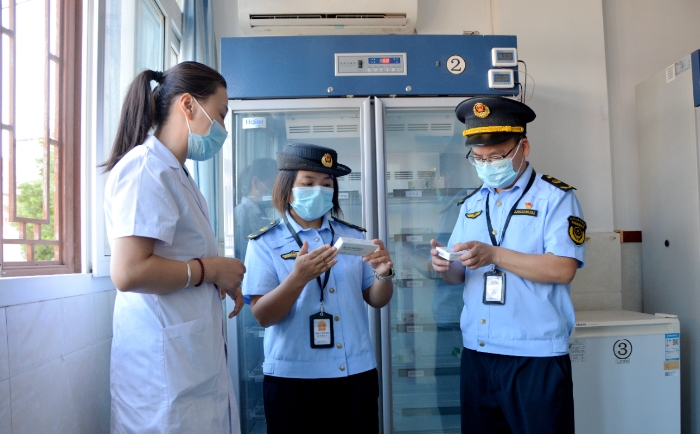 圖為8月28日，該局執(zhí)法人員在一家鄉(xiāng)鎮(zhèn)衛(wèi)生院檢查疫苗儲存情況。（文光輝　攝）