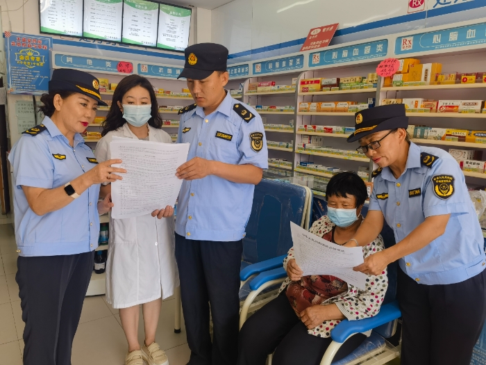 圖為該局執(zhí)法人員在一家藥店開(kāi)展普法宣傳活動(dòng)。