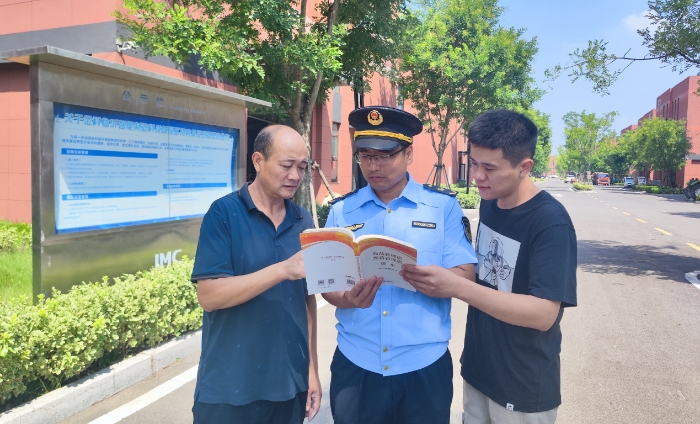 圖為第五分局向企業(yè)和社會(huì)公眾普及藥械化相關(guān)法律法規(guī)。（楊永波 攝）