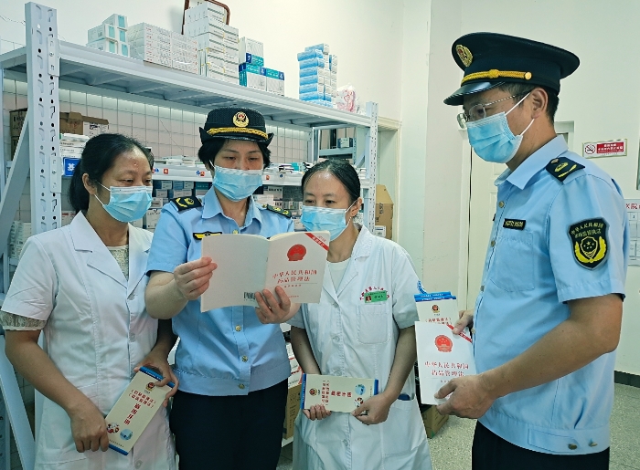 圖為8月29日，該局監(jiān)管人員在醫(yī)療機(jī)構(gòu)宣傳《藥品管理法》。