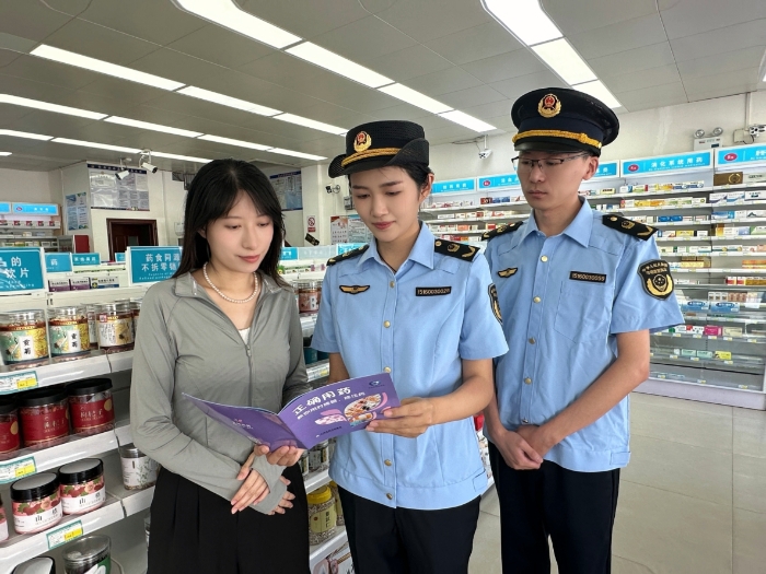 圖為8月28日，該局工作人員向購買藥品的群眾進(jìn)行藥品相關(guān)法律宣貫。