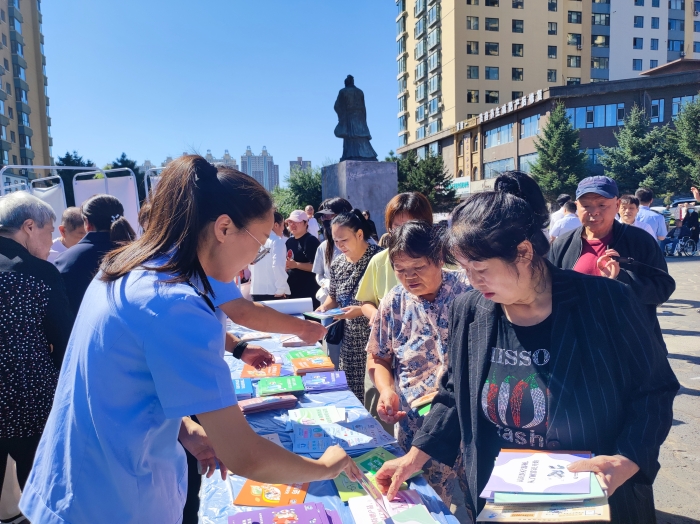 圖為監(jiān)管人員向居民發(fā)放用藥安全科普手冊(cè) 圖為監(jiān)管人員向居民發(fā)放用藥安全科普手冊(cè)