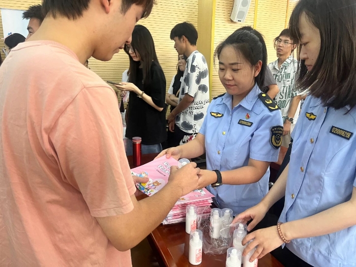 天津市藥監(jiān)局開展化妝品互動體驗校園行活動02