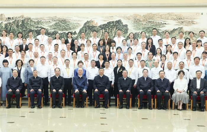 9月9日，黨和國家領(lǐng)導(dǎo)人習(xí)近平、李強、蔡奇、丁薛祥等在北京接見參加慶祝第四十個教師節(jié)暨全國教育系統(tǒng)先進集體和先進個人表彰活動代表。新華社記者 鞠鵬 攝