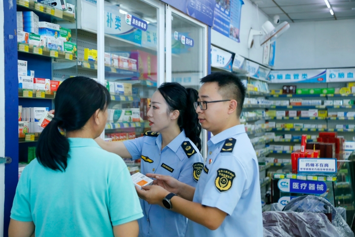 圖為執(zhí)法人員在一家藥店開展檢查。（何正君 攝）