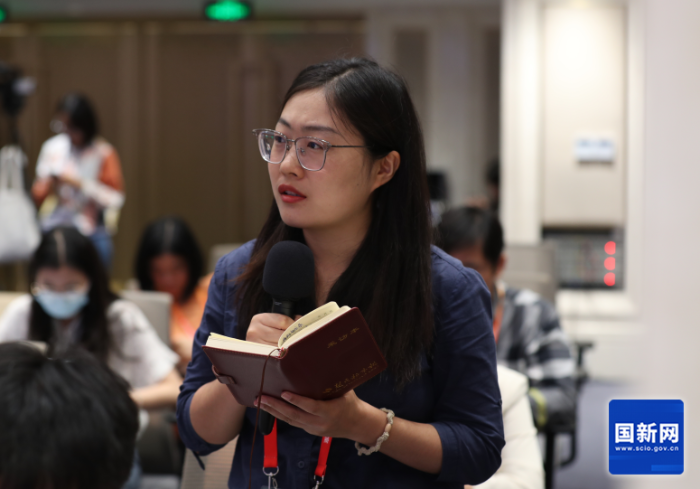 極目新聞?dòng)浾咛釂?wèn)（劉健 攝）