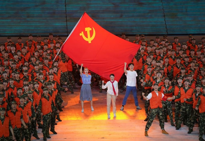 2021年6月28日晚，慶祝中國共產(chǎn)黨成立100周年文藝演出《偉大征程》在北京國家體育場盛大舉行。這是情景舞蹈《黨旗在我心中》。新華社記者殷博古 攝