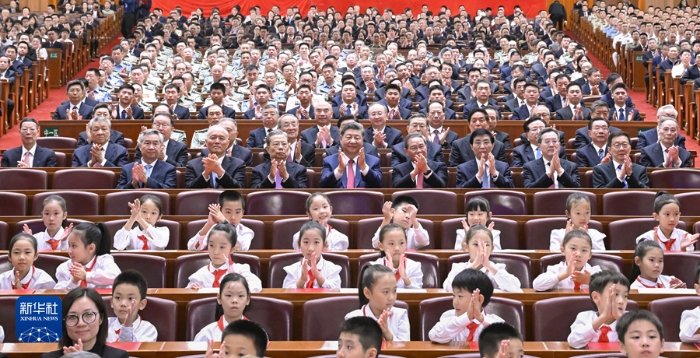 9月29日晚，慶祝中華人民共和國成立75周年音樂會在京舉行。習(xí)近平、李強、趙樂際、王滬寧、蔡奇、丁薛祥、李希、韓正等黨和國家領(lǐng)導(dǎo)人，同3000多名觀眾一起觀看演出。新華社記者 申宏 攝