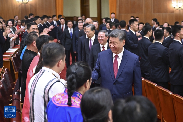 9月29日晚，慶祝中華人民共和國成立75周年音樂會在京舉行。習(xí)近平、李強、趙樂際、王滬寧、蔡奇、丁薛祥、李希、韓正等黨和國家領(lǐng)導(dǎo)人，同3000多名觀眾一起觀看演出。新華社記者 燕雁 攝