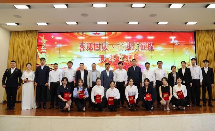 圖為演講比賽頒獎合影。（葉陽歡 攝）