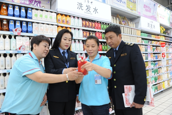 圖為該局工作人員在檢查洗發(fā)用化妝品。（孫淵 吳進(jìn)斌 攝）