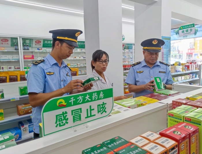 圖為該局執(zhí)法人員在一家藥店檢查感冒藥質(zhì)量。（鄢國卿 攝）