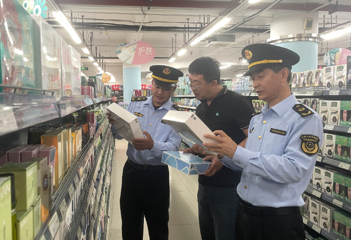 圖為該局執(zhí)法人員現(xiàn)場檢查化妝品放心消費創(chuàng)建單位。（吳曉霞 通訊員孫建新 攝）
