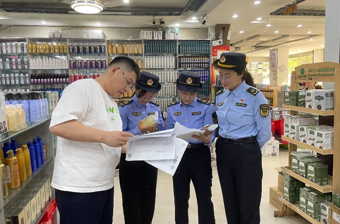 圖為山東濱州開展市縣鄉(xiāng)三級聯(lián)動染發(fā)類化妝品專項檢查。（劉瑾 魯化宣 攝）