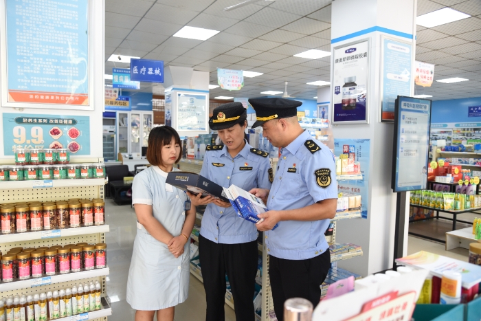 圖為該局執(zhí)法人員在一家醫(yī)療器械經(jīng)營企業(yè)檢查腰椎固定帶的標(biāo)簽標(biāo)識等情況。