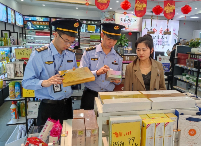 圖為10月21日，該局執(zhí)法人員在一家化妝品專賣店檢查產(chǎn)品質(zhì)量。（通訊員鄢國(guó)卿 攝）