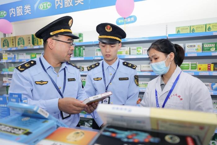 圖為該局執(zhí)法人員在轄區(qū)內(nèi)一家藥店內(nèi)開展現(xiàn)場檢查。（朱珍利 通訊員孫建新 攝）