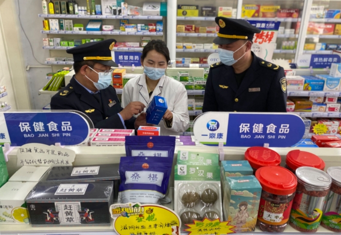 圖為該局淺井市場(chǎng)監(jiān)管所執(zhí)法人員對(duì)農(nóng)村藥房開展藥品安全監(jiān)督檢查。（劉曉紅 趙繼軍 攝）
