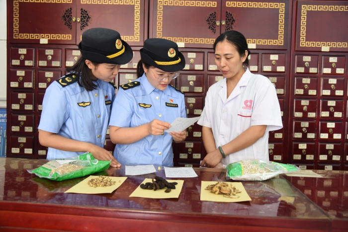 圖為該局執(zhí)法人員在一家中藥店檢查中藥飲片質(zhì)量。