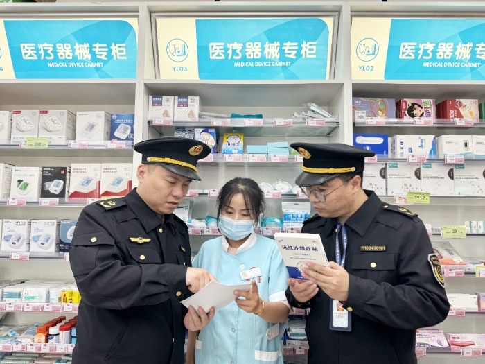 圖為該局執(zhí)法人員在一家藥店檢查遠(yuǎn)紅外理療貼。