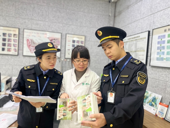 圖為該局執(zhí)法人員在一家助聽器專賣店內檢查。（孫俊輝 孫建新攝）