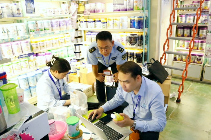 南寧市市場(chǎng)監(jiān)管局到興寧區(qū)某母嬰用品店開(kāi)展兒童化妝品監(jiān)督抽檢。（何正君 攝）